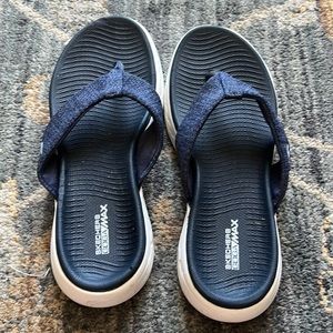 Skechers size 7 women’s Goga Max sandals